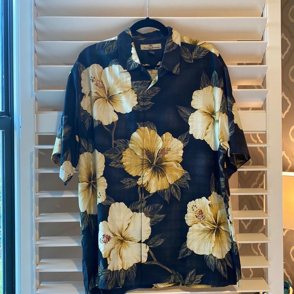 Tommy Bahama Relax floral Silk shirt. Men’s Size M